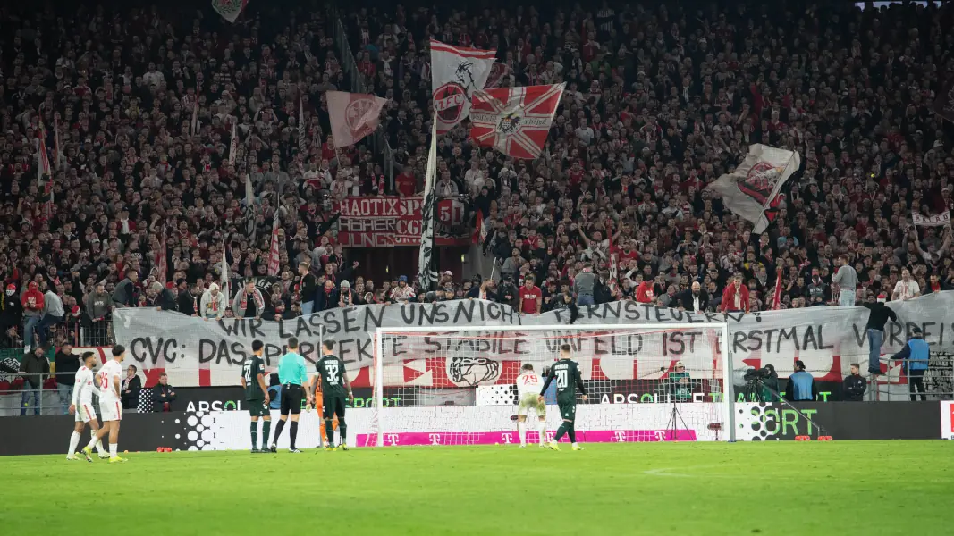 Gegen Werder Bremen hatten die Fans des 1. FC Köln unter anderem mit ferngesteuerten Autos und dem passenden Banner "Wir lassen uns nicht fernsteuern" protestiert. (Foto: IMAGO / Sven Simon)