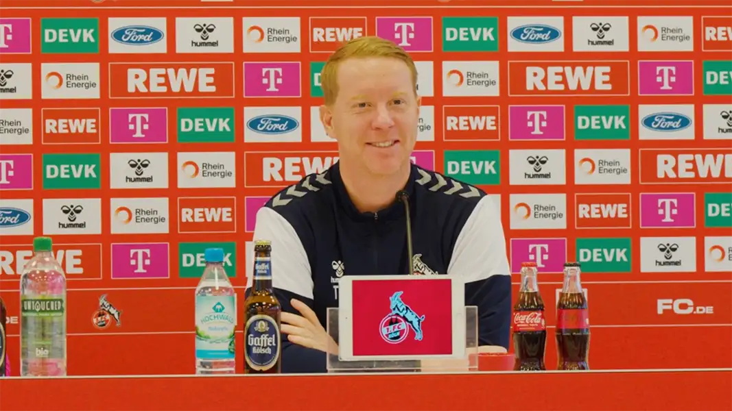Timo Schultz auf der Pressekonferenz vor dem Heimspiel gegen Werder Bremen. (Foto: 1. FC Köln)