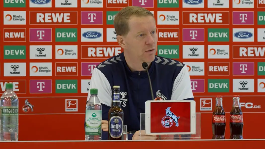 Timo Schultz auf der Pressekonferenz vor dem Auswärtsspiel beim VfB Stuttgart. (Foto: 1. FC Köln)