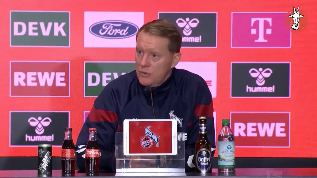 Timo Schultz auf der Pressekonferenz nach Bremen. (Foto: 1. FC Köln)