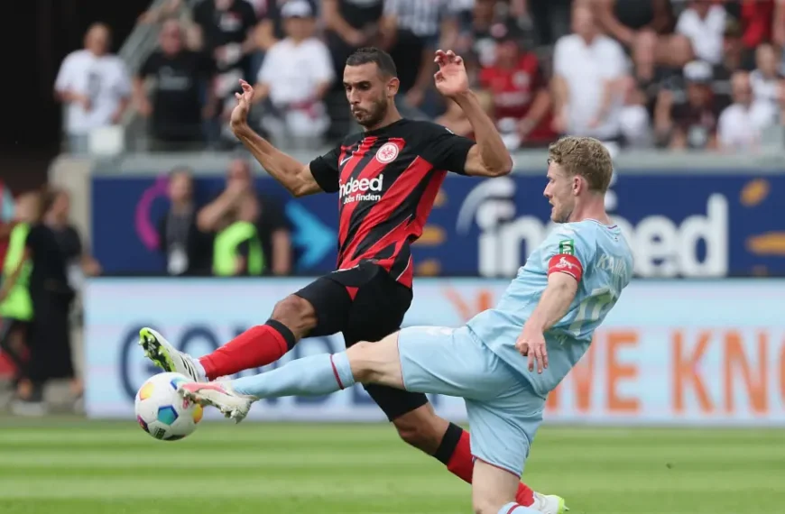 Ellyes Skhiri im Hinspiel (1:1) gegen Florian Kainz. (Foto: IMAGO / HMB-Media)