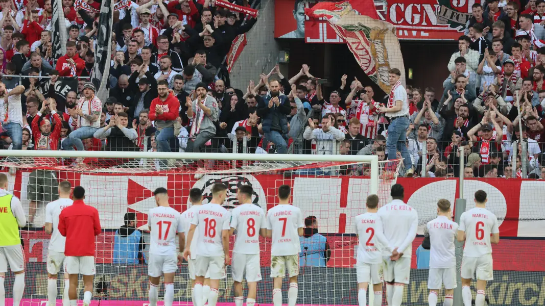 Die Südkurve stimmte die Profis des 1. FC Köln nach dem 0:2 gegen Bayer Leverkusen auf Borussia Mönchengladbach ein. (Foto: Bucco)