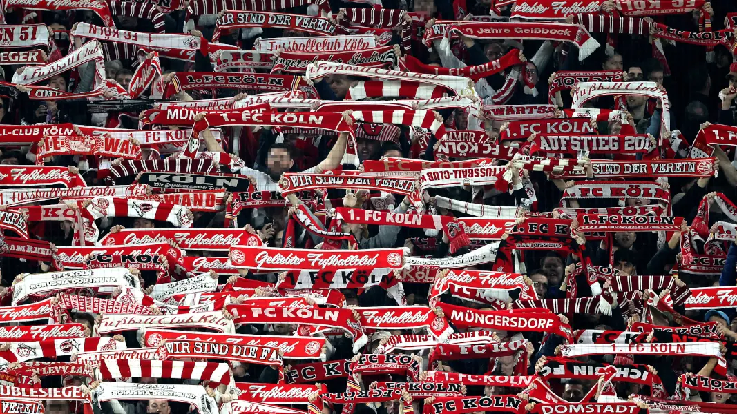 Die Fans des 1. FC Köln während der Hymne. (Foto: Bucco)