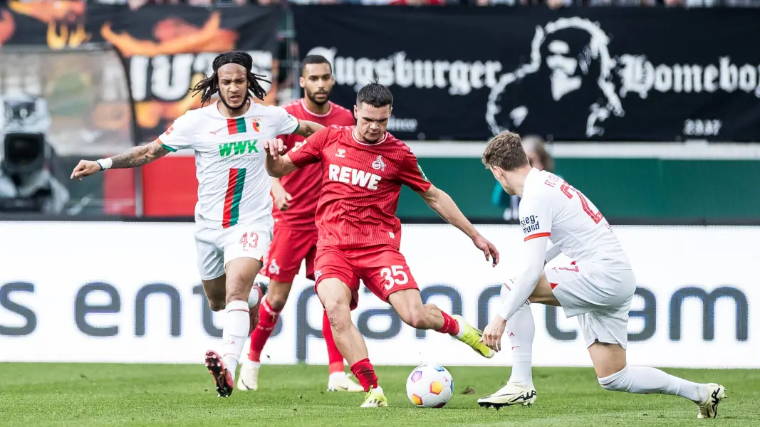 Augsburgs Kevin Mbabu (l.) bereitete dem 1. FC Köln um Max Finkgräfe große Probleme. (Foto: IMAGO / Beautiful Sports)