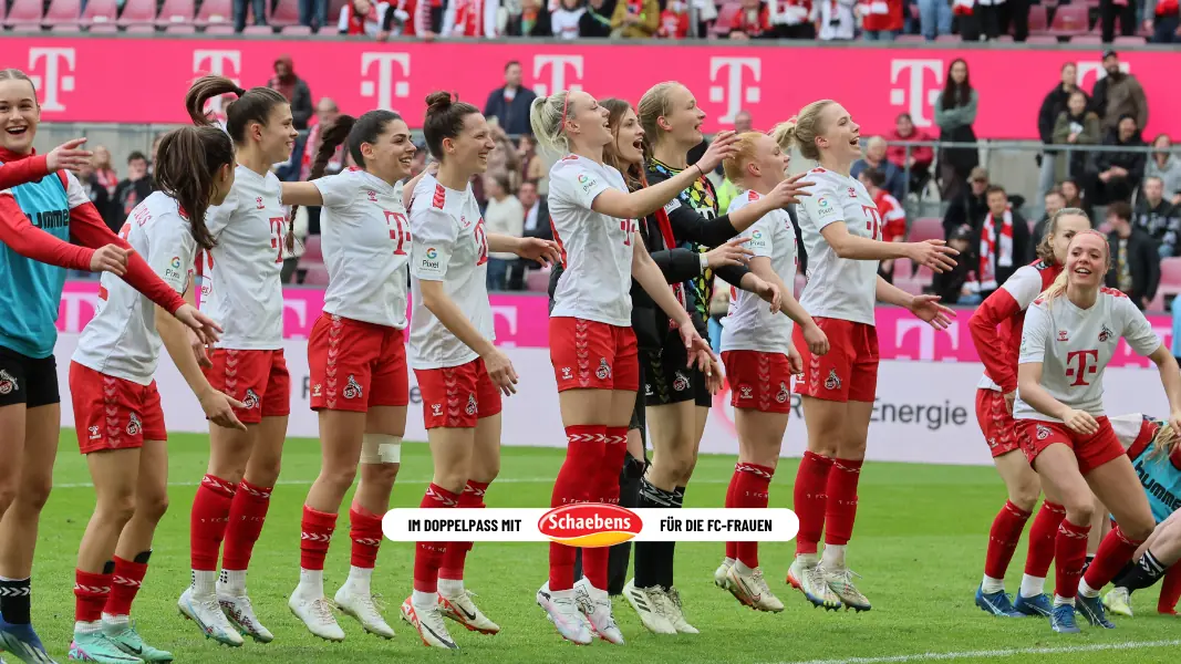 Die Frauen des 1. FC Köln feierten am Sonntagnachmittag vor der Südkurve. (Foto: Bucco)