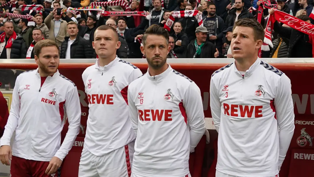 Dominique Heintz mit Mark Uth, Luca Kilian und Benno Schmitz (v.r.) auf der FC-Bank. (Foto: IMAGO / Chai v.d. Laage)