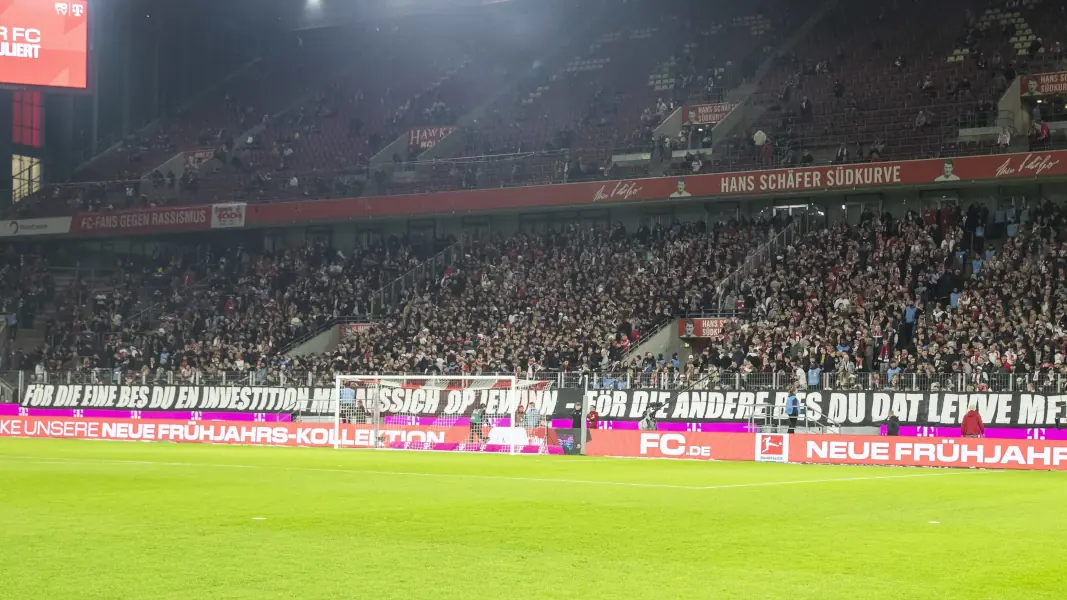 Statt der gewohnten Zaunfahnen hing am Freitagabend eine Botschaft an RB Leipzig in der Südkurve des 1. FC Köln. (Foto: IMAGO / Sven Simon)