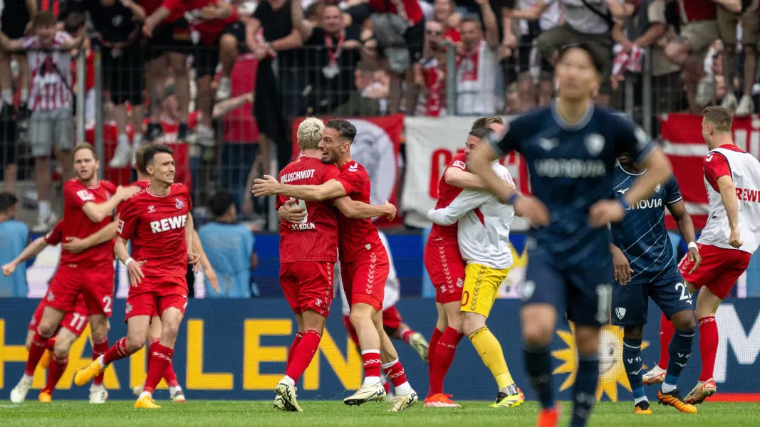 Ekstase auf dem Rasen und den Rängen: Nach Luca Waldschmidts 2:1 lag sich der 1. FC Köln kollektiv in den Armen. (Foto: IMAGO / Nordphoto)