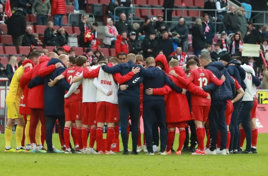 Die Mannschaft des 1. FC Köln nach der Darmstadt-Pleite. (Foto: Bucco)