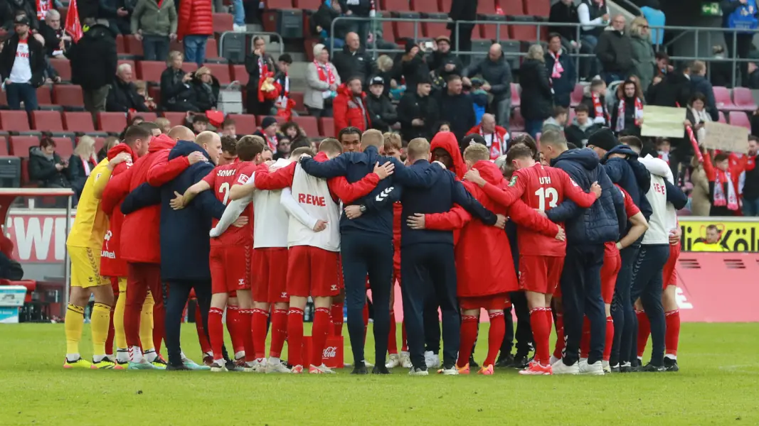 Die Mannschaft des 1. FC Köln nach der Darmstadt-Pleite. (Foto: Bucco)