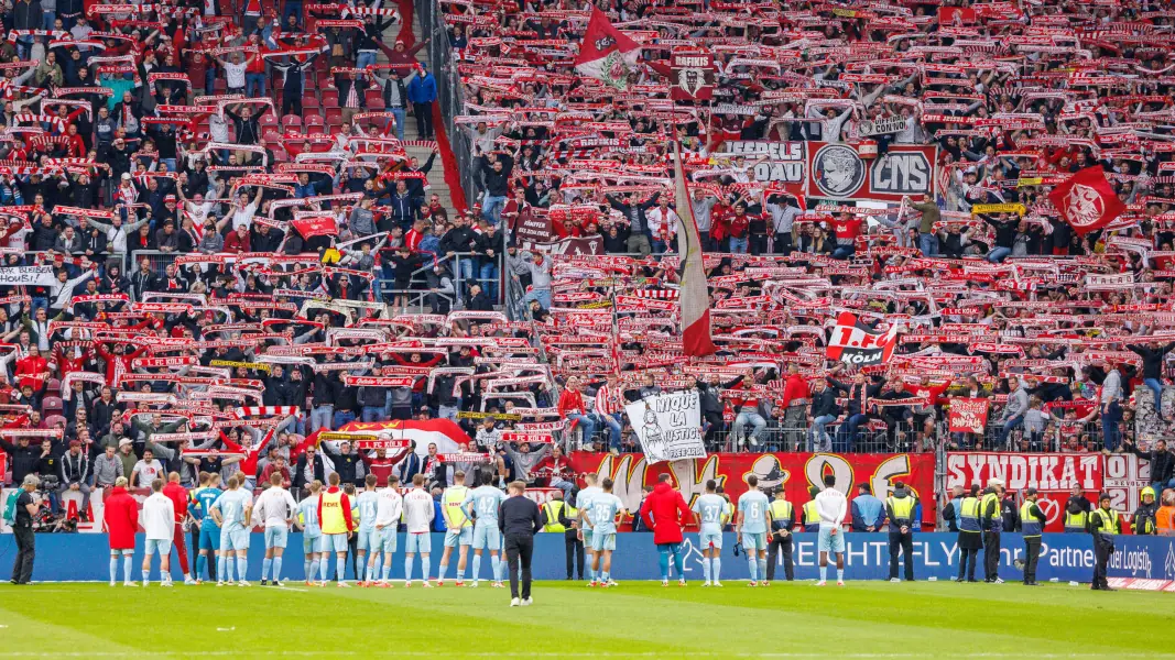 Nach dem 1:1 in Mainz stimmten die Fans die Mannschaft des 1. FC Köln auf die letzten drei Spiele ein. (Foto: IMAGO / Beautiful Sports)