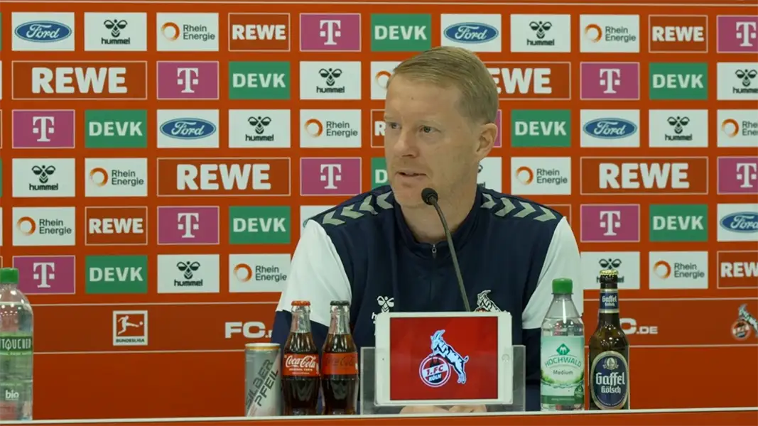 Timo Schultz auf der Pressekonferenz vor dem Heimspiel gegen den VfL Bochum. (Foto: 1. FC Köln)