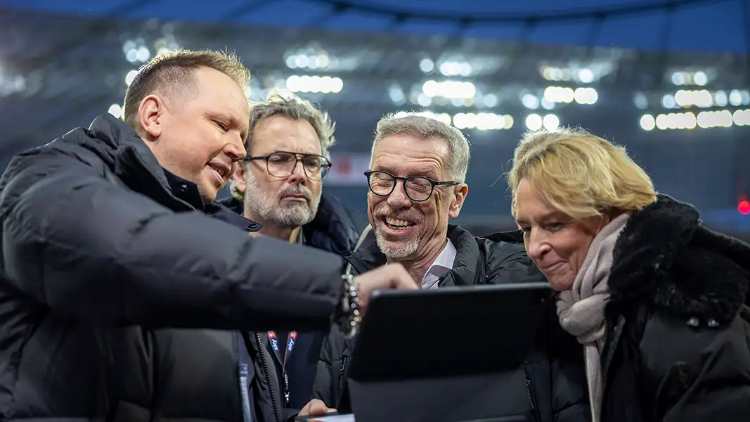 Peter Stöger war zuletzt auch als TV-Experte in der Bundesliga zu sehen. (Foto: IMAGO / Beautiful Sports)