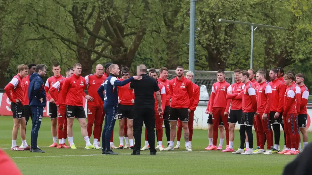 Kevin McKenna fragt den Mann, was der 1. FC Köln besser machen soll. (Foto: Bucco)