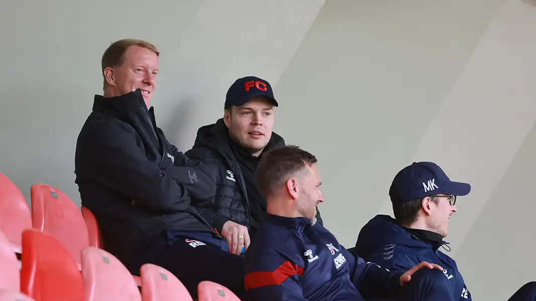 Timo Schult zusammen mit NLZ-Chef Lukas Berg beim U21-Spiel des 1. FC Köln. (Foto: Bucco)