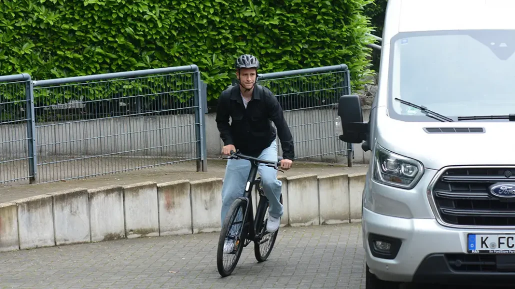 Rasmus Carstensen fährt mit dem Fahrrad weg. (Foto: GEISSBLOG)