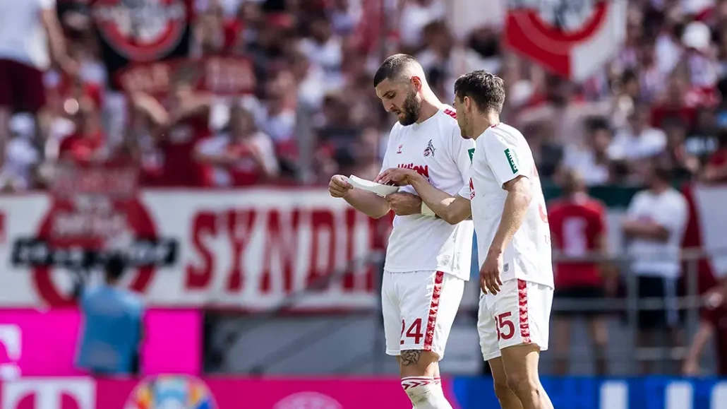 Neue Taktik: Jeff Chabot und Max Finkgräfe lesen sich die neue Anweisung durch. (Fotos: Bucco, Imago)