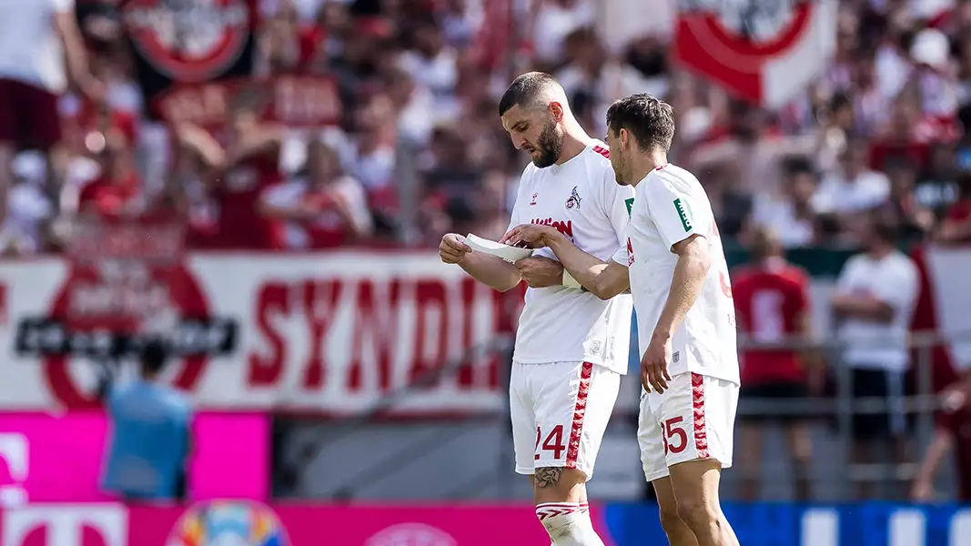 Neue Taktik: Jeff Chabot und Max Finkgräfe lesen sich die neue Anweisung durch. (Fotos: Bucco, Imago) 