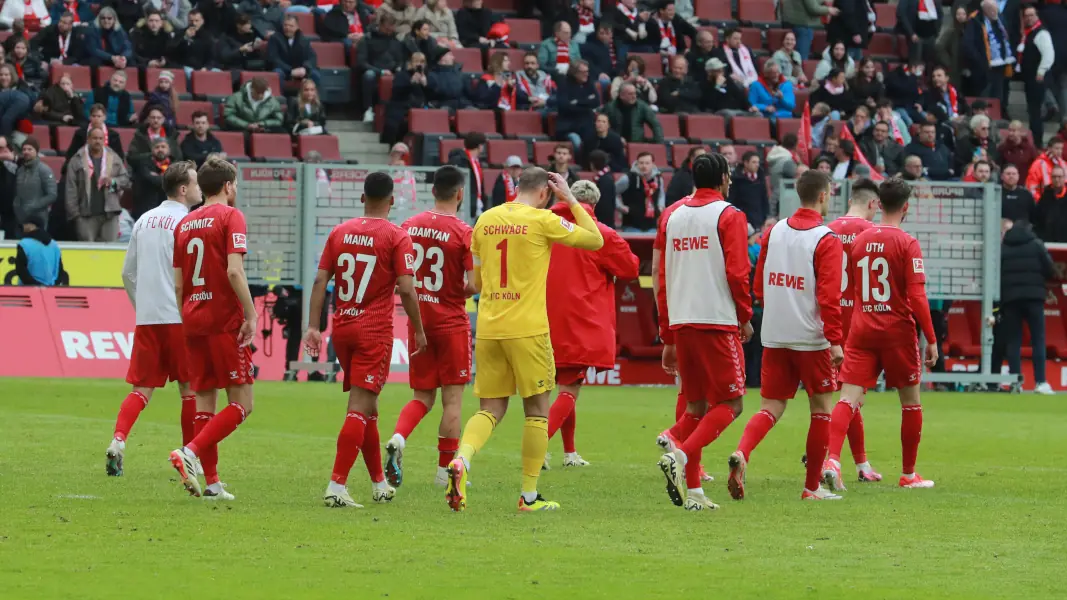 Die Mannschaft des 1. FC Köln nach dem 0:2 gegen Darmstadt. (Foto: Bucco)