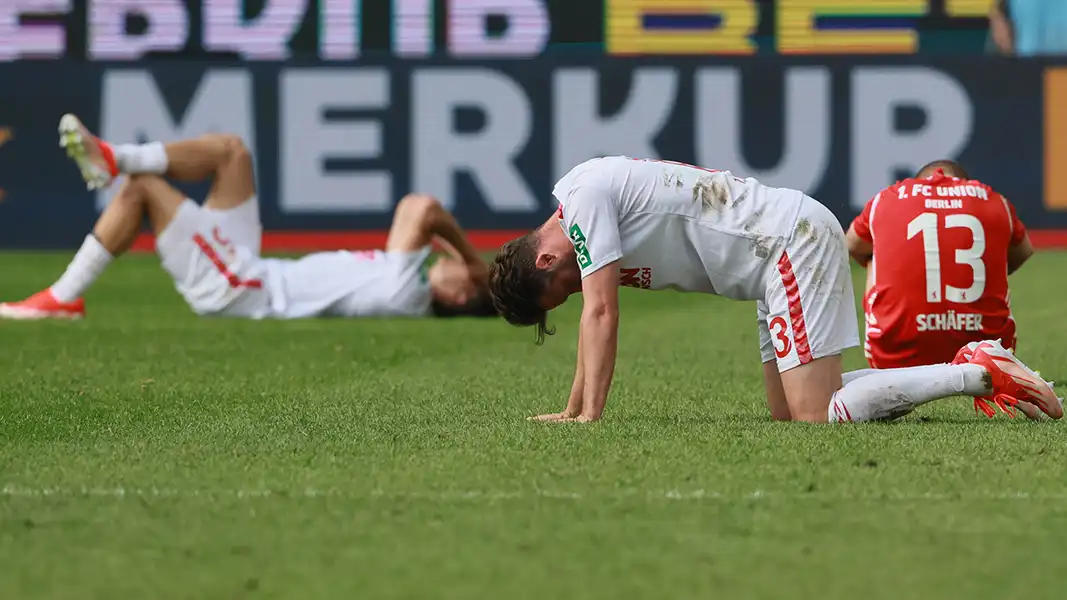 Mark Uth sinkt nach dem Sieg gegen Union zu Boden. (Foto: Bucco)