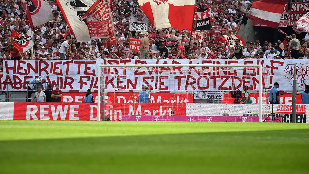 Das Banner gegen Henriette Reker am Samstag im Stadion. (Foto: IMAGO / Treese)