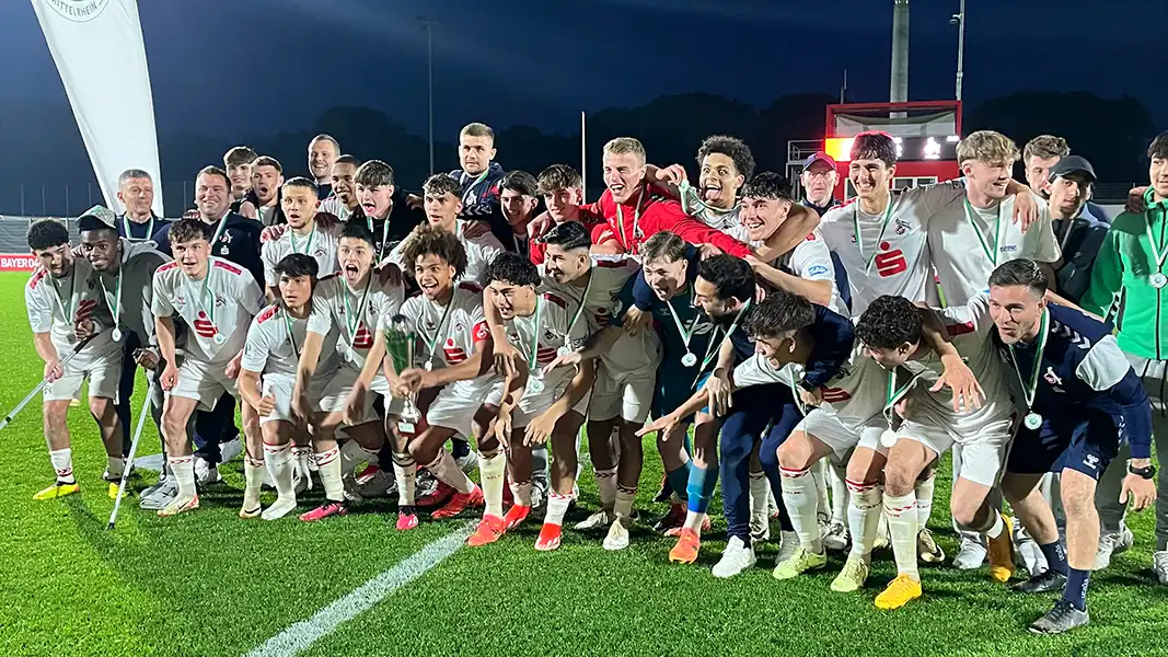 Die U19 des 1. FC Köln bejubelt den Pokalsieg. (Foto: GEISSBLOG)