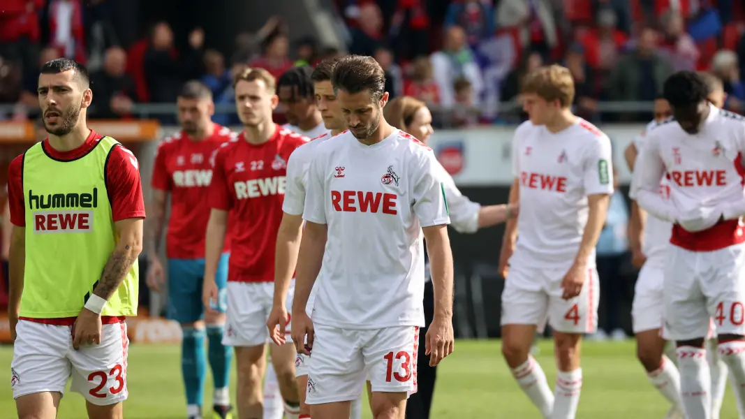 Mark Uth und seine Mitspieler nach dem Abstieg, auf dem Weg zu den FC-Fans. (Foto: IMAGO / Sportfoto Rudel)