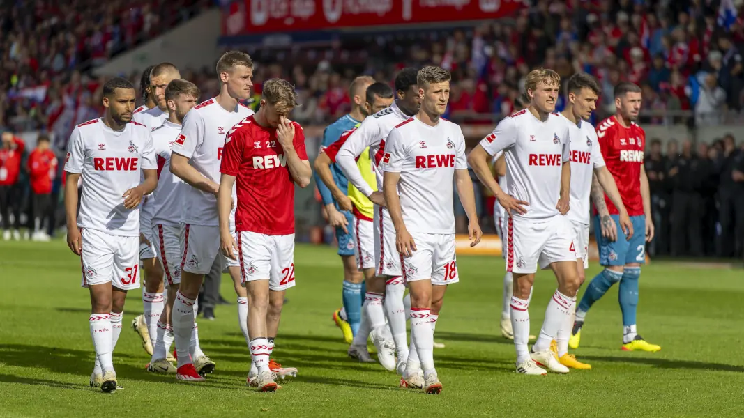 Die FC-Profis nach dem Abstieg in Heidenheim. (Foto: IMAGO / MIS)