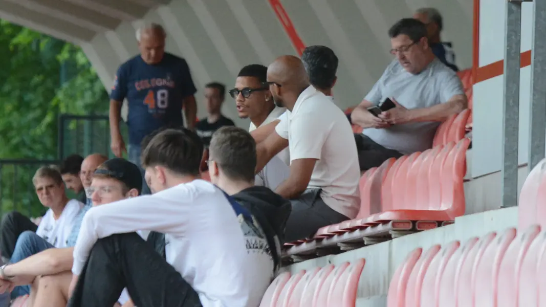 Ismail Jakobs schaute am Mittwoch beim Training des 1. FC Köln vorbei. (Foto: GEISSBLOG)