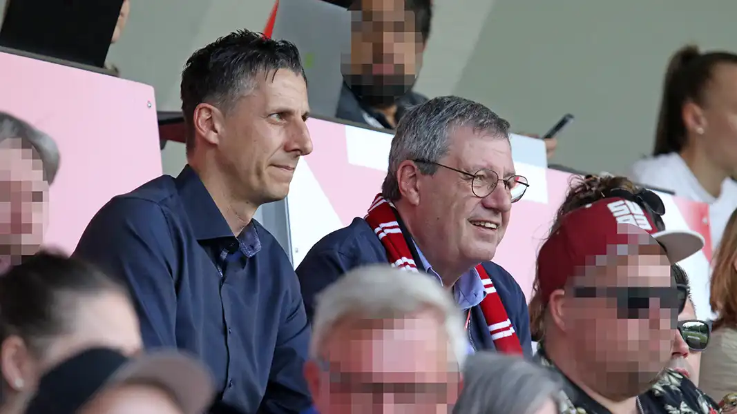 Christian Keller und Werner Wolf am Montag auf der Tribüne im Franz-Kremer-Stadion. (Foto: GEISSBLOG)