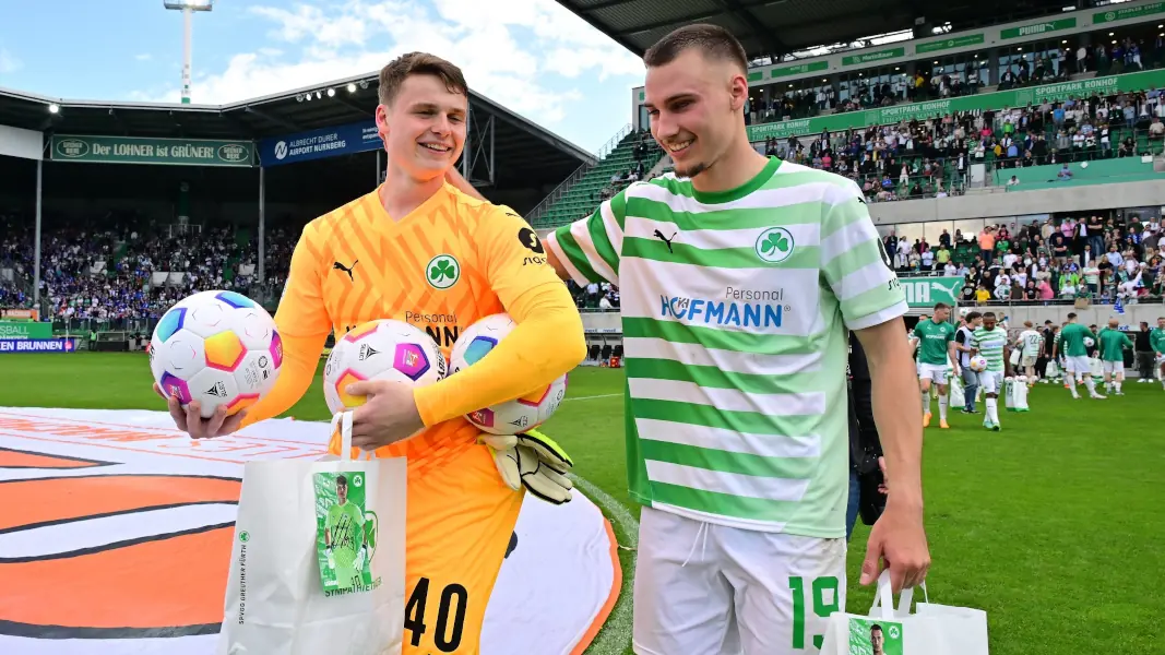 Jonas Urbig und Tim Lemperle nach ihrem letzten Spiel für die SpVgg Greuther Fürth. (Foto: IMAGO / Zink)