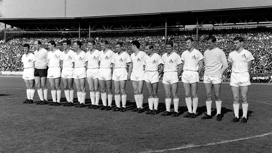 Der Kader des 1. FC Köln am 9. Mai 1964 (v.li.): Hans Schäfer, Torwart Fritz Ewert, Hans Sturm, Leo Wilden, Helmut Benthaus, Christian Müller, Karl Heinz Thielen, Fritz Pott, Wolfgang Overath, Heinz Hornig, Anton Regh und die Ersatzspieler Matthias Hemmersbach, Torwart Toni Schumacher und Wolfgang Weber. (Foto: IMAGO / Otto Krschak)