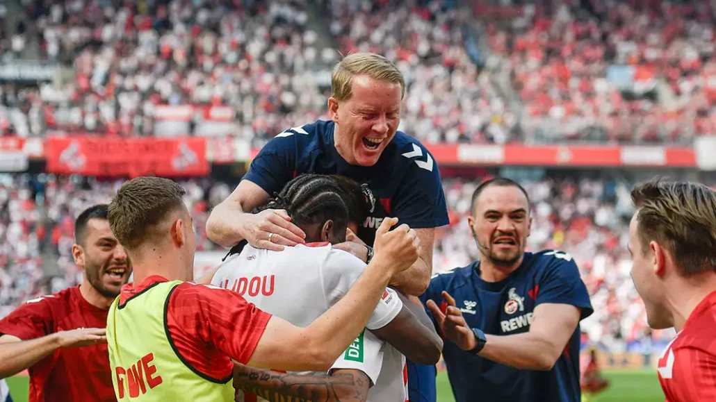 Auch Timo Schultz rannte zum Torschützen, den Trainer hielt es nicht in der Coachingzone. (Fotos: Bucco, Imago)