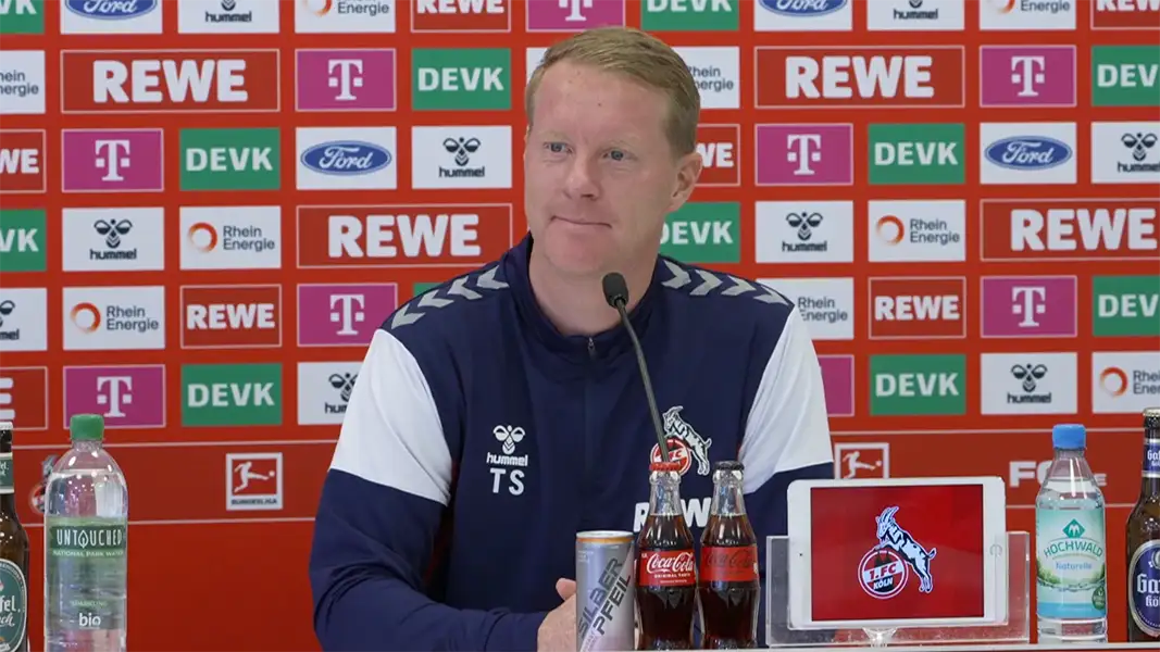 Timo Schultz auf der Pressekonferenz vor dem Spiel gegen den SC Freiburg. (Foto: 1. FC Köln)