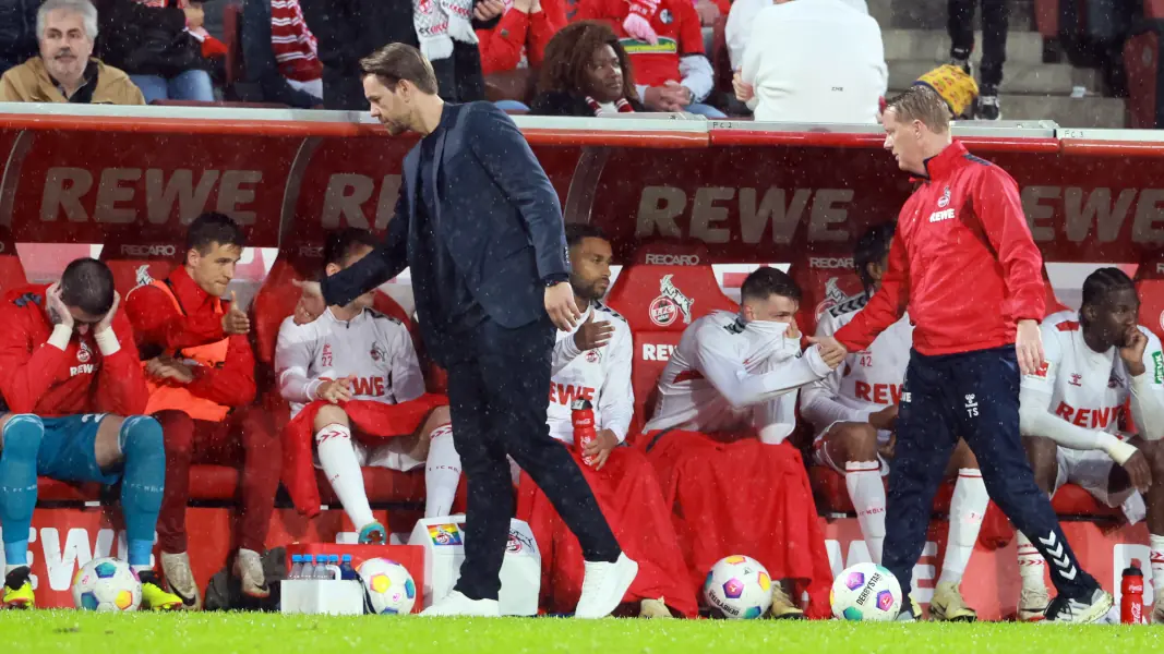 Timo Schultz und Thomas Kessler mit den enttäuschten Spielern. (Foto: Bucco)