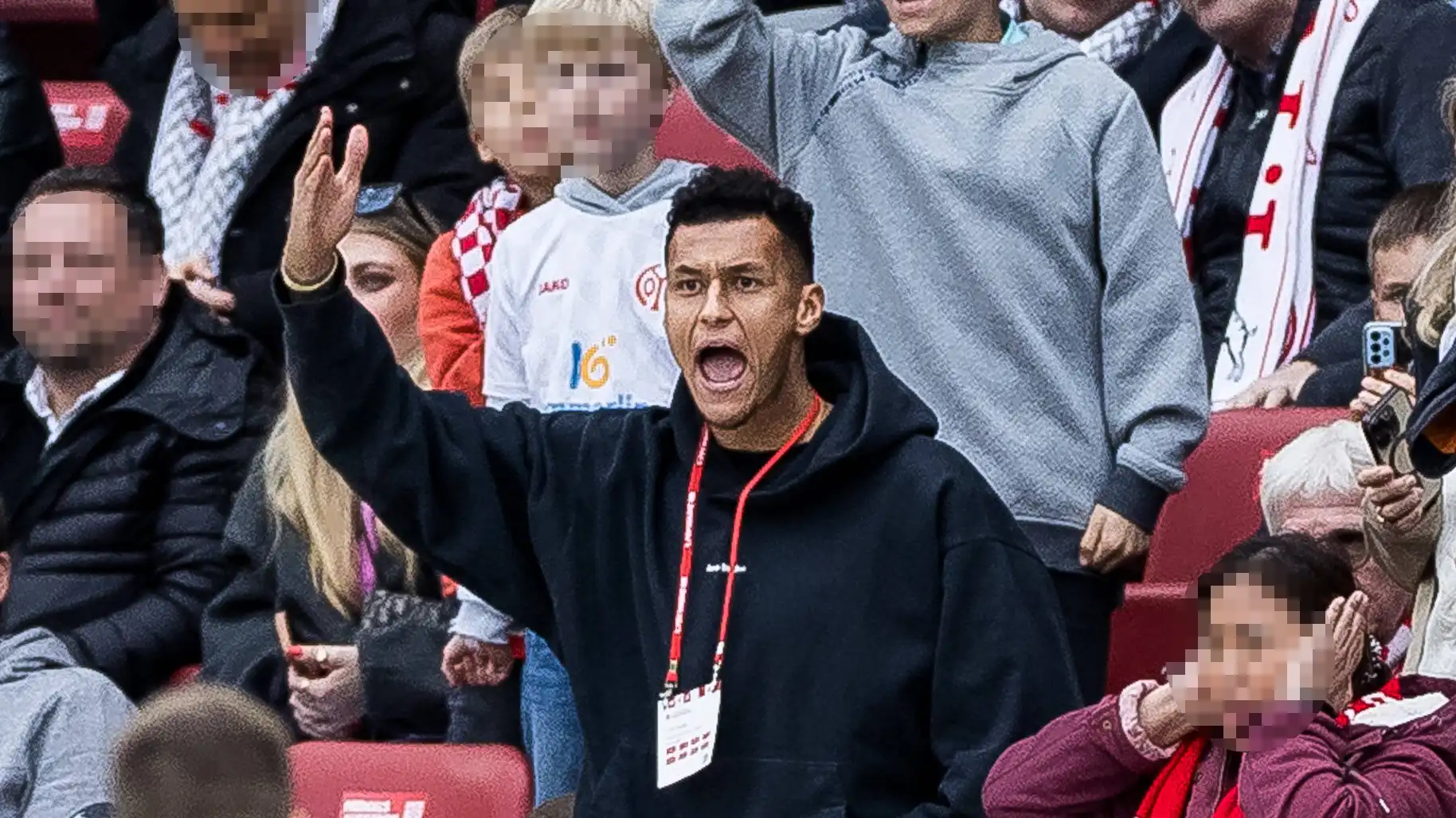 Davie Selke auf der Tribüne. (Foto: IMAGO / Beautiful Sports)