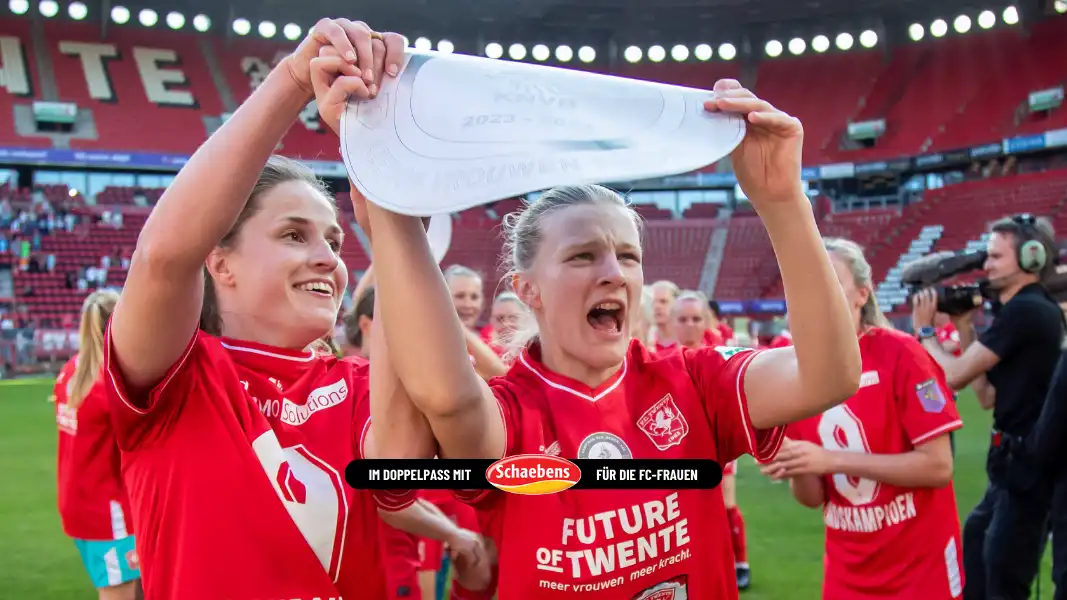 Anna-Lena Stolze (mi.) feiert mit Twente die Meisterschaft (Foto: IMAGO / Sports Press Photo)
