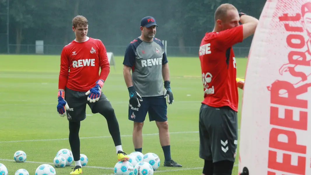 Jonas Urbig mit dem neuen Torwarttrainer Peter Greiber. (Foto: Bucco)