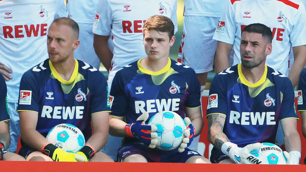 Die Nummer eins darf traditionell in die Mitte: Marvin Schwäbe Jonas Urbig und Philipp Pentke (v.l.) bei der Aufnahme des Mannschaftsfotos. (Foto: Bucco)