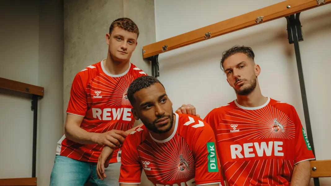 Eric Martel, Linton Maina und Leart Pacarada im neuen Auswärtstrikot des 1. FC Köln. (Foto: 1. FC Köln)