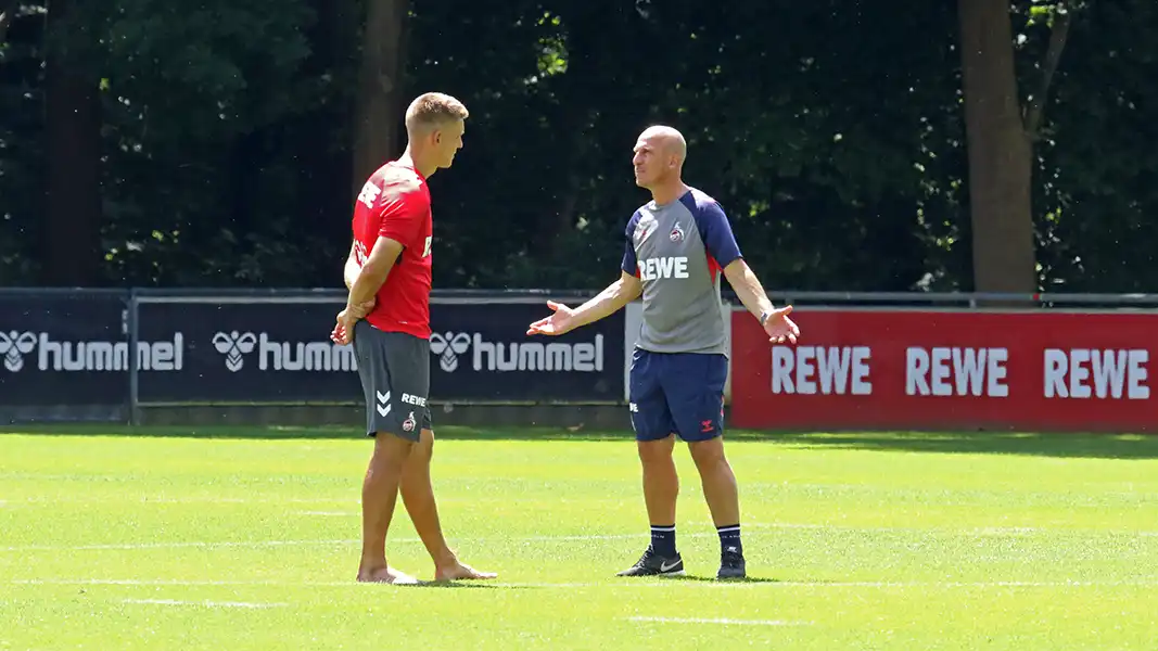 Gerhard Struber spricht am Montag nach dem Training mit Florian Dietz. (Foto: GEISSBLOG)