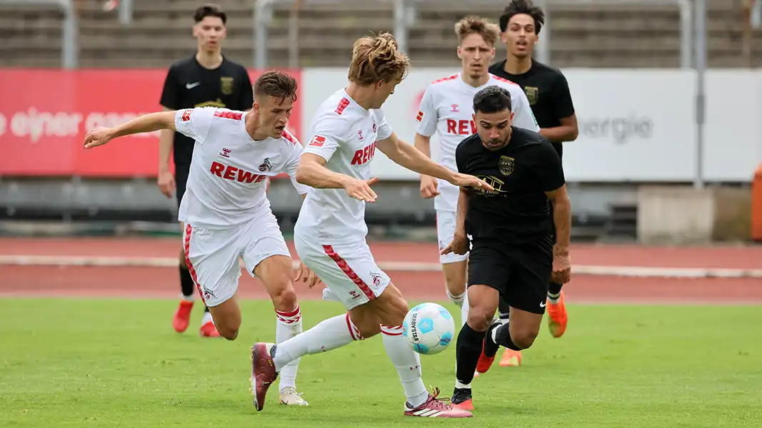 Timo Hübers und Rasmus Carstensen verteidigen im Test gegen Rheingold. (Foto: Bucco)