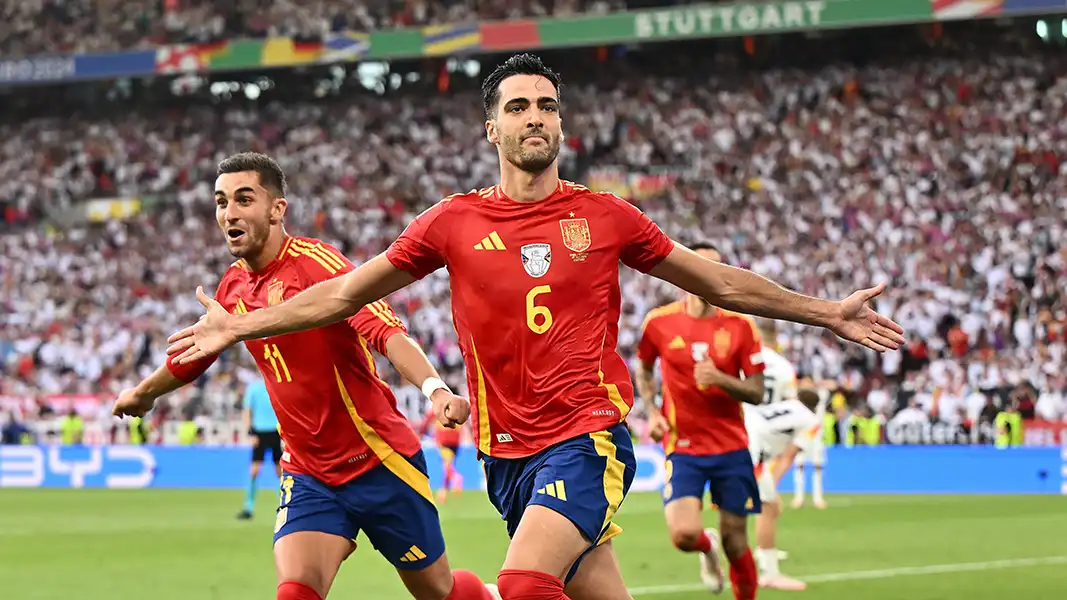 Mikel Merino (Nummer 6) bejubelt sein Tor gegen Deutschland. (Foto: IMAGO / Jan Huebner)