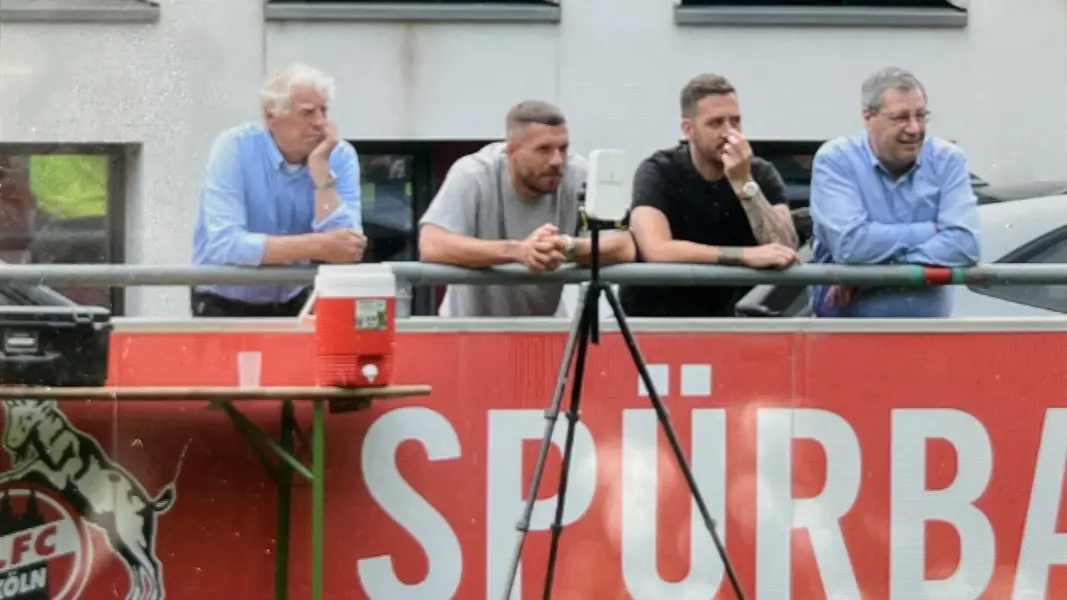 Lukas Podolski schaute sich das FC-Training am Dienstag mit Präsident Werner Wolf an. (Foto: GEISSBLOG)