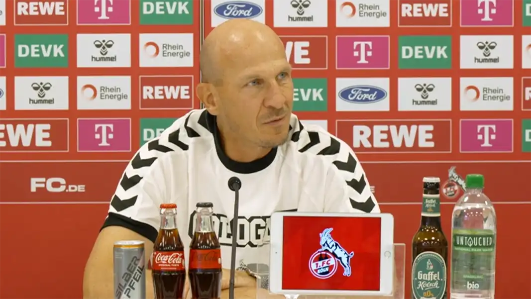 Gerhard Struber auf der Pressekonferenz. (Foto: 1. FC Köln)