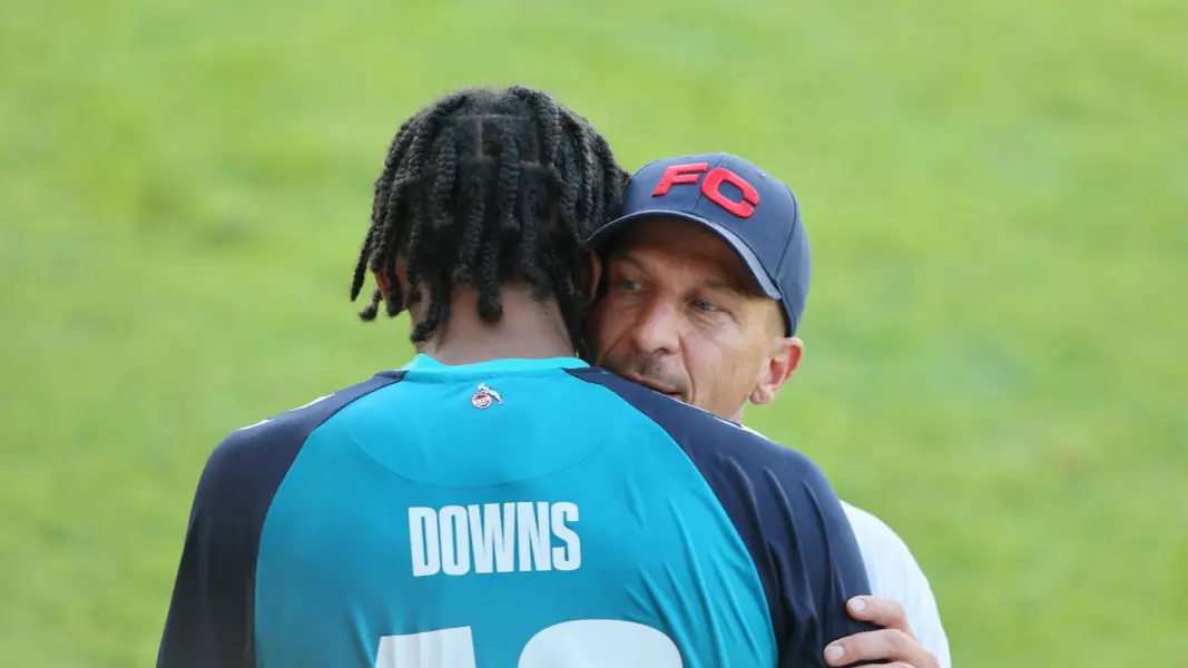 Gerhard Struber mit Damion Downs, beim Testspiel gegen Udinese Calcio. (Foto: Bucco)