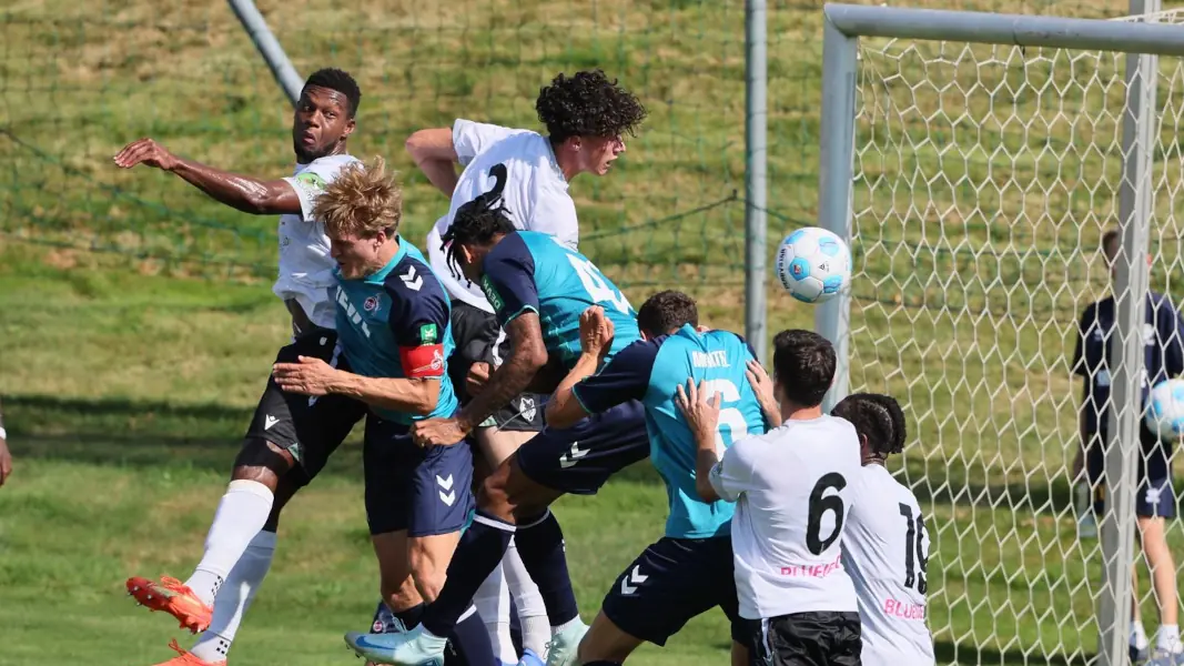 Damion Downs traf nach einem Eckball zum zwischenzeitlichen 1:2. (Foto: Bucco)