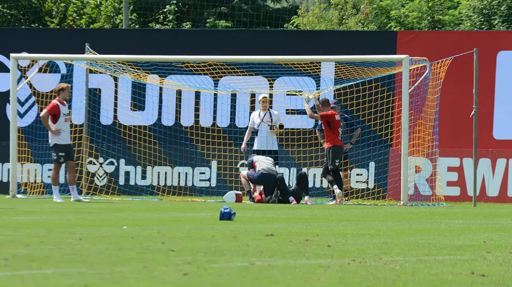 Jonas Urbig musste am zweiten Tag im Trainingslager kurzzeitig behandelt werden. (Foto: GEISSBLOG)