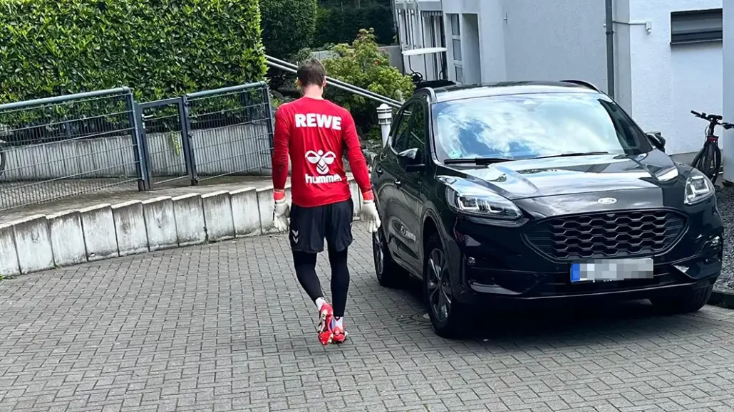 Jonas Urbig verlässt am Mittwoch angeschlagen den Trainingsplatz. (Foto: zvg)