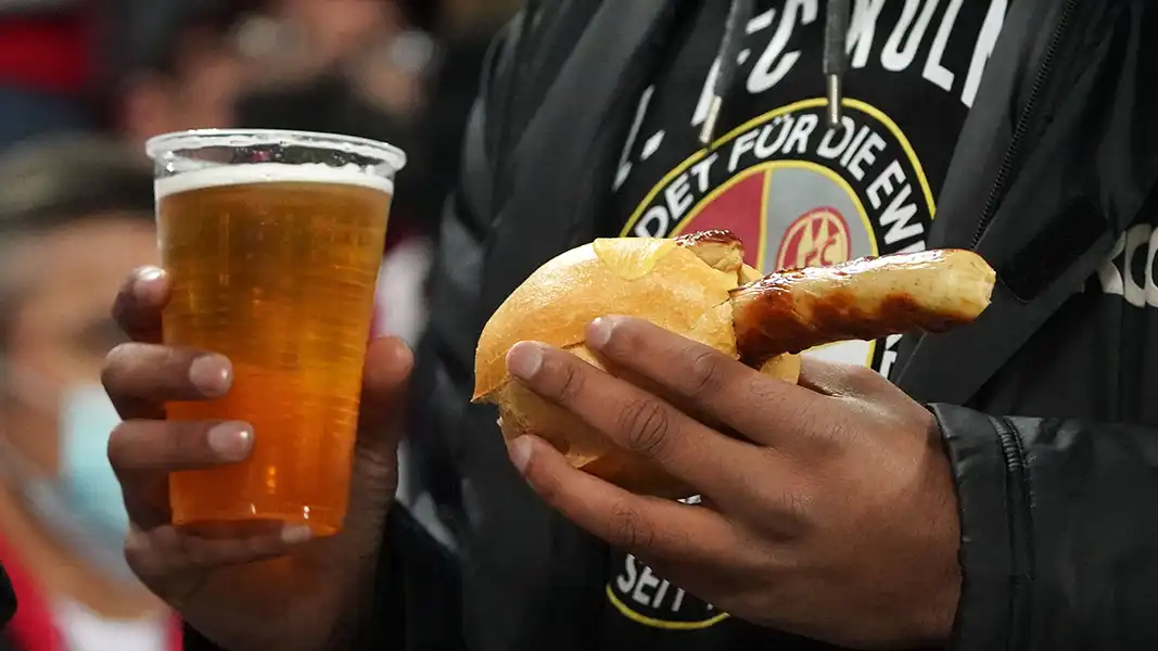 Bratwurst und Kölsch im RheinEnergieStadion. (Foto: IMAGO / Chai v.d. Laage)